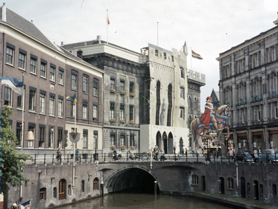 21987 Gezicht op het Stadhuis (Stadhuisbrug) te Utrecht, versierd ter gelegenheid van het 65e Lustrum van de Utrechtse ...